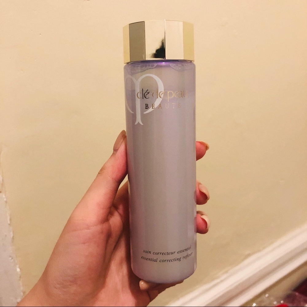 Cle de Peau essential correcting refiner